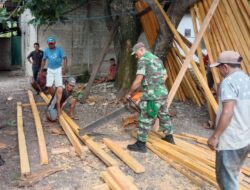 Tingkatkan Kebersamaan, Babinsa Bantu Pasang Atap Rumah Warga