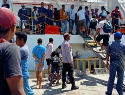 Personil Polsek Tepa, Beri Keamanan Kegiatan Bongkar Muat dan Aktifitas Penumpang di Dermaga Pelabuhan Laut