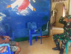 Semarakkan Dirgahayu RI ke-78, Babinsa Komsos Dengan Kepala Soa Himbau Warga Pasang Bendera