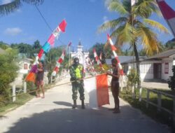 SEMARAKKAN HUT RI KE-78, BABINSA BERSAMA PERANGKAT DESA PASANG BENDERA MERAH PUTIH DAN UMBUL-UMBUL