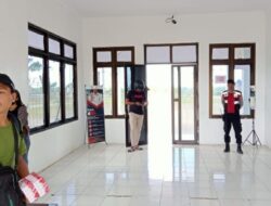 Personel Polres MBD, Awasi Aktifitas Penumpang Guna Antisipasi Kerawanan Kamtibmas di Bandara Moa