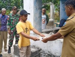 Babinsa Dampingi Pemdes, Serahkan Bantuan Air Bersih Kepada Warga