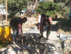 Ringankan Beban Warga, Babinsa Giat Karbak Bantu Campur Semen