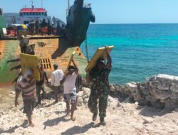 Babinsa Giat karya Bhakti, Bantu Warga Angkat Matrial Di Pelabuhan