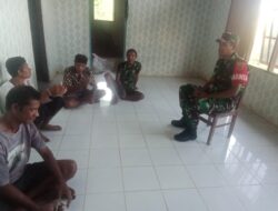 Turun Ke Rumah Warga Binaan Babinsa Koramil 1511-06/Wetar, Lakukan Komsos