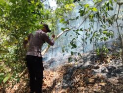 Bhabinkamtibmas Bersama Warga Datangi Tempat Kejadian Cegah Kebakaran Hutan dan Lahan