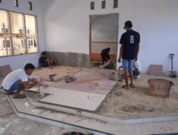 Babinsa Koramil 1511-03/Tepa, Bantu Pasang Tehel Balai AMGPM Desa Yatoke