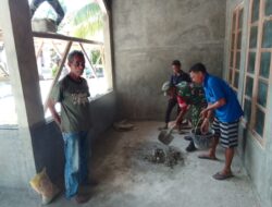 Peran Dalam Kegiatan apapun, Babinsa Bantu Plester Dinding Rumah Warga di Wilayah Binaan