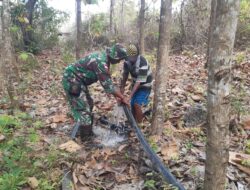 Babinsa Bantu Warga Perbaiki Saluran Pipa Air Bersih