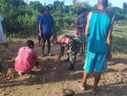 Babinsa Gotong Royong Bersama Warga Bersihkan Bersihkan Sekitara Bak Air Minum