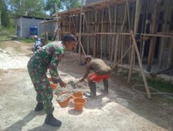 Wujud Peduli, Babinsa Kopda Olos Bantu Aduk Semen untuk Pembangunan Rumah Warga