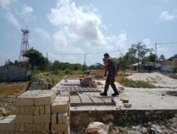 Ringankan Beban Warga Binaan, Babinsa Bantu Campur Semen Cetak Batako