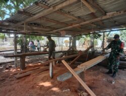 Babinsa-03/Tepa Giat Karbak, Membantu Warga Skap Kosen Jendela Dan Kosen Pintu Gedung Gereja