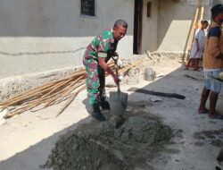 Peran Dalam Kegiatan apapun, Babinsa Bantu Plester Dinding Balai Desa Kokwari