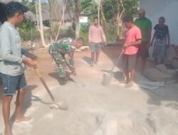 Mempererat Silaturahmi, Babinsa Bantu Warga Bangun Pondasi Rumah