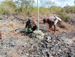 Giat Karbak Babinsa Bantu Warga Buat Pagar Tanaman Bawang Merah