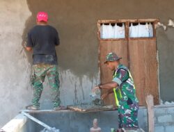 Wujud Kepedulian, Babinsa Bantu Plester Dinding Rumah Warga di Wilayah Binaan