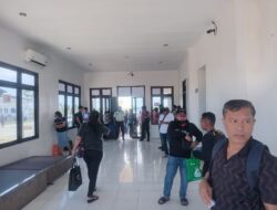 Personel Polres MBD Amankan Bandara Moa, Lakukan Pengawasan dan Penerapan Prokes Terhadap Aktifitas Penumpang