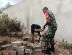 Jalin Kebersamaan, Babinsa Bantu Buat Pagar Rumah Warga