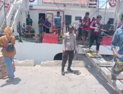 Personel Polsek Tepa Amankan Pelabuhan Laut Tepa, Lakukan Pengawasan Terhadap Aktifitas Penumpang di Dermaga
