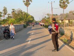 Personel Polsek Serwaru Gatur Jalan, Lakukan Pengaturan Arus Lalu Lintas Demi Keselamatan Berlalu Lintas Bagi Pengguna Jalan.