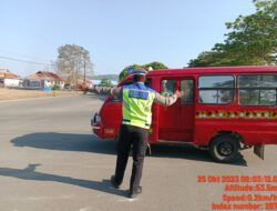 Satuan Lantas Polres MBD Gatur Jalan, Berikan Edukasi Serta Ajak Warga Untuk Disiplin dan Taat Dalam Berlalu Lintas