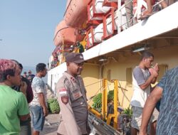 Personel Polsek Tepa Amankan Pelabuhan Laut Tepa, Berikan Pelayanan Terbaik Terhadap Aktifitas Penumpang di Dermaga.