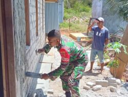 Peran Dalam Kegiatan apapun, Babinsa Bantu Plester Dinding Rumah Warga di Wilayah Binaan