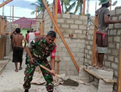 Peduli Sesama, Babinsa Bantu Warga Bangun Rumah