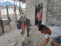 Ringankan Beban Warga, Babinsa Bantu Campur Semen Pembagunan Rumah Warga