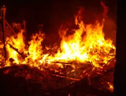 Satu Rumah Warga Di Lahap Si Jago Merah, Personel Pelsek Moa Berupaya Padamkan Api 