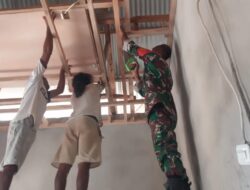 Babinsa-01/Tiakur, Bantu Pemasangan Plafon Rumah Warga Desa Binaan