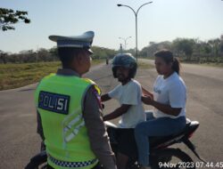 Sat Lantas Polres MBD Gelar Gatur Jalan, Lakukan Pengaturan Arus Lalu Lintas Demi Keselamatan Berlalu Lintas Bagi Pengguna Jalan