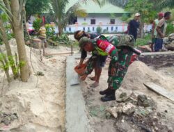 Wujud Kemanunggalan TNI-Rakyat, Babinsa Bantu Warga Pembuatan Pondasi Rumah