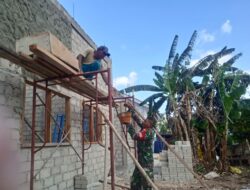 Babinsa Bantu Ikut Plester Dinding Rumah Warga Binaan