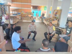Melalui Jumat Curhat Kamtibmas, Personel Polsek Kisar Himbau Warga Bantu Polri Wujudkan Kondusifitas Kamtibmas