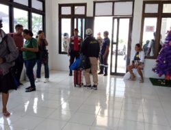 Personel Pos Pelayanan Operasi Lilin Salawaku 2023 Polres MBD Amankan dan Awasi Aktifitas Penumpang di Bandara