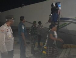 Personel Pos Pelayanan Operasi Lilin Salawaku 2023 Awasi dan Pantau Aktifitas Penumpang di Pelabuhan Laut Kaiwatu