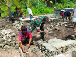 Bangun Keakraban, Babinsa 1511-03/Tepa Bantu Pembuatan Pondasi Rumah Warga Binaan