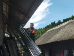Babinsa Giat Karbak, Bantu Pemasangan Atap Rumah Milik Warga Binaan