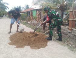 Giat Karbak, Babinsa Bantu Warga Campur Semen Pembuatan Pagar