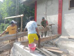 Ringankan Beban, Babinsa Bantu Warga Bangun Rumah di Desa Binaan