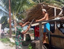Babinsa, Bantu Pemasangan Rangka Atap Rumah Milik Warga Binaan