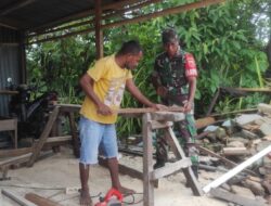 Babinsa Oirata Timur Bantu Warga Pembuatan Kusen Pintu Rumah