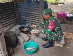 Sambangi Dapur Warga, Babinsa Koramil 1511-04/Serwaru Berikan Sembako