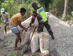 Peduli Terhadap Warga Binaan, Babinsa Bantu Angkat Pasir