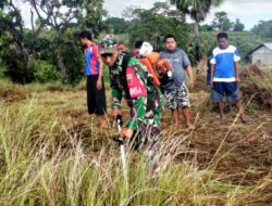 Babinsa Bersama Warga Karbak, Bersihkan Tempat Pemakaman Umum