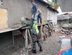 Giat Karbak, Babinsa Bantu Plester Dindiding Rumah Warga Binaan