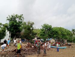 Babinsa Bantu Warga Bergotong-Royong Membersihkan Pesisir Pantai