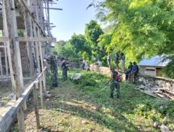 Babinsa Koramil -05/Wonreli Bersama BKO Yonif 733/ Msk Dan Anggota Posal Serta Warga, Giat Karbak Pembersihan Lokasi Gereja